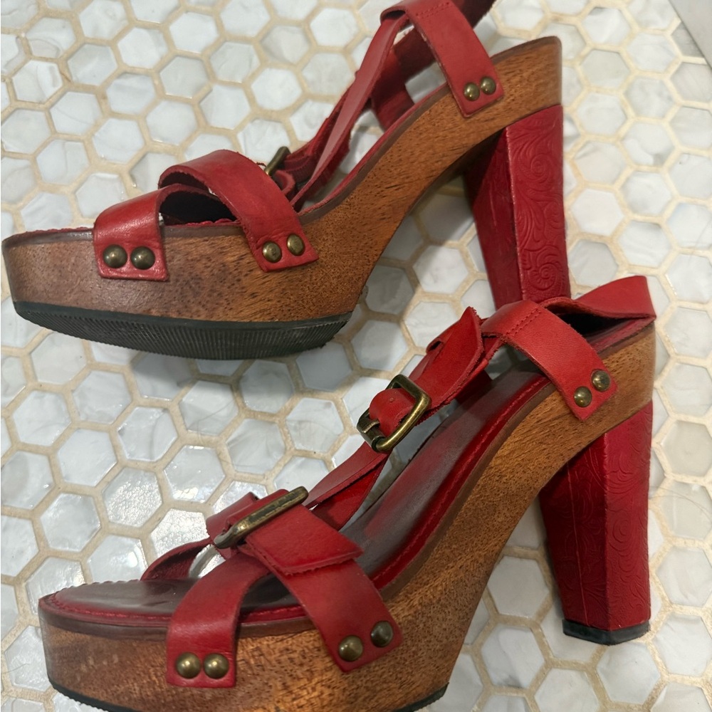 Gianni Bini Red and Brown Platform Heels with Bow Detail